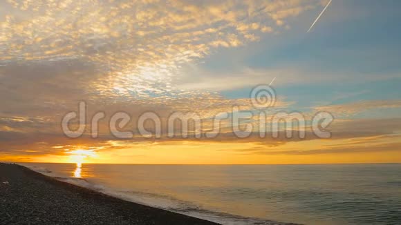 美丽的日落在卵石海滩的黑海海浪冲刷海岸自然视频的预览图