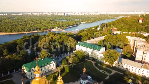 美丽的金基耶夫乌克兰圣迈克尔金镶玉修道院从上面看空中录像景观视频的预览图