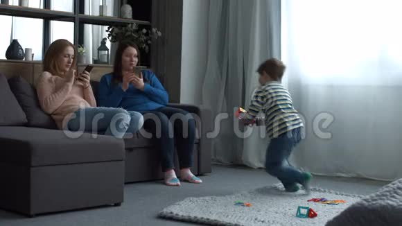 有孩子的幸福家庭在家庭客房放松视频的预览图