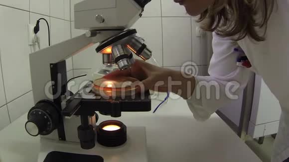 实验室显微镜质量控制专家视频的预览图