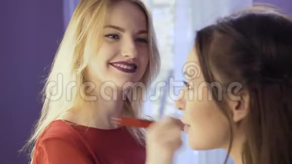 漂亮姑娘把粉涂在女人脸上视频的预览图