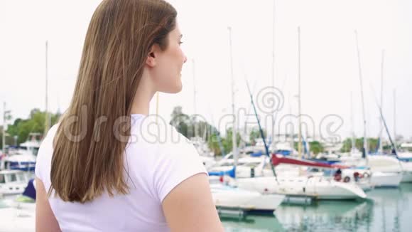 年轻女子独自站在码头上灵感来自无忧无虑的女性她缓慢地举起手臂视频的预览图