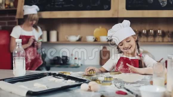 把小女孩关起来一边在厨房里做饼干一边玩肖像拍摄室内视频的预览图