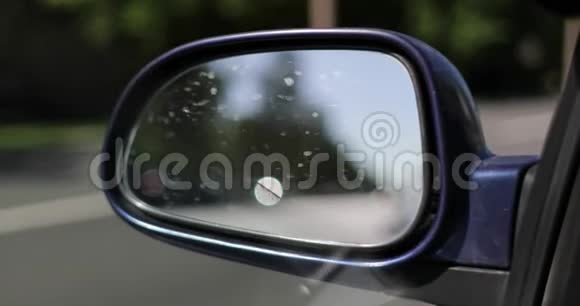 从侧视镜反射到车里视频的预览图