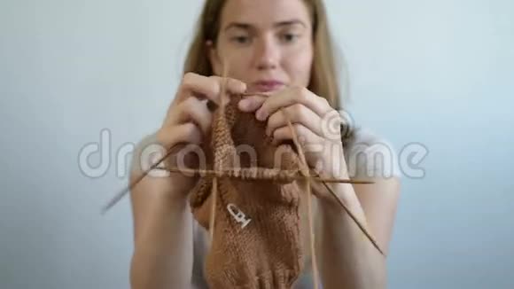 年轻女子织袜子视频的预览图