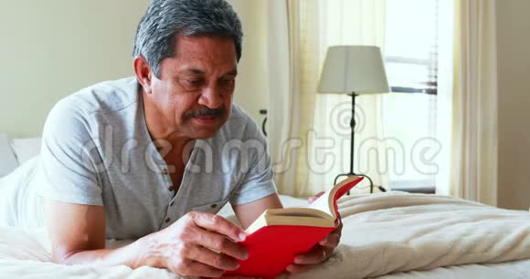 4k卧室里的老人在读诺埃尔视频的预览图