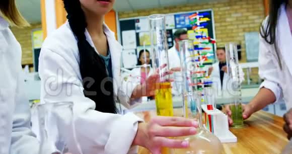 在4k实验室实验化学物质的中学生视频的预览图