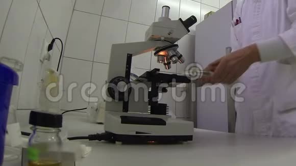 实验室专业显微镜实验室设备视频的预览图