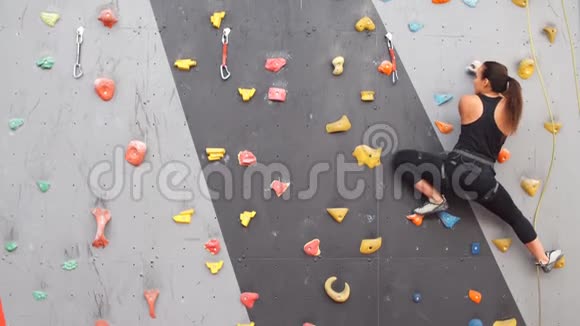 女人在户外攀岩中心爬墙视频的预览图