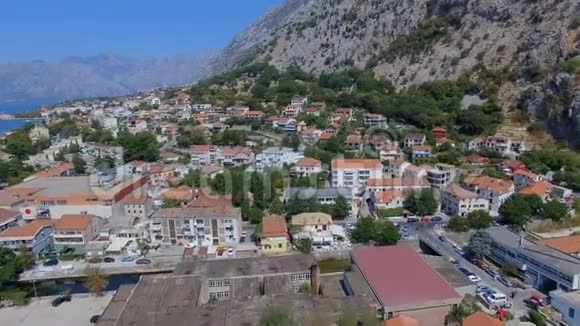 黑山Kotor镇海湾和山脉的鸟瞰图3视频的预览图