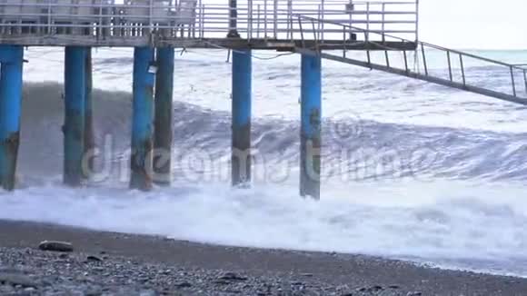 海上风暴大浪在海岸附近的码头上肆虐视频的预览图