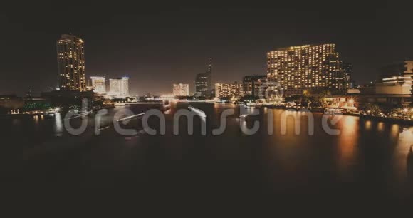 曼谷美丽的夜晚日落河上的船只交通有美丽的灯光小径视频的预览图