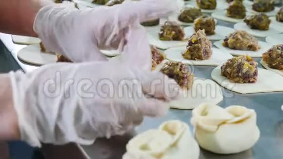 特写肉饺手工制作雕刻肉丸穿白色乳胶手套和制服的女工视频的预览图