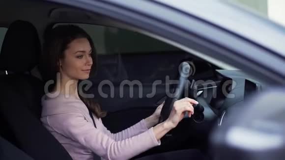 女孩在车里使用多媒体视频的预览图