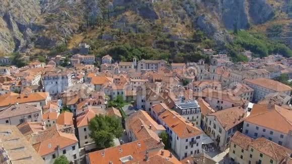 黑山博卡科托尔斯卡的Kotor老城和山脉的鸟瞰图3视频的预览图