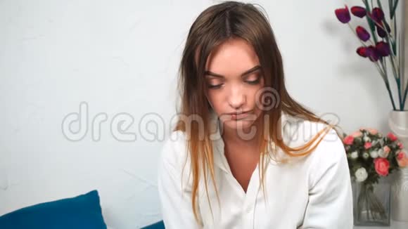 生病的女孩坐在床上咳嗽视频的预览图