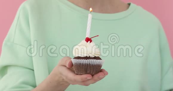 女孩吹灭蜡烛蛋糕视频的预览图