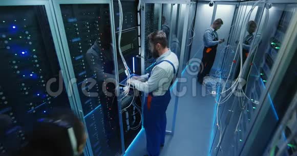 俯视图人们在服务器机房的数据中心工作视频的预览图