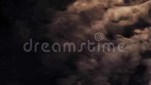 液氮蒸气沿平暗面蠕变地面上方浓烟和蒸汽美丽的抽象视频的预览图