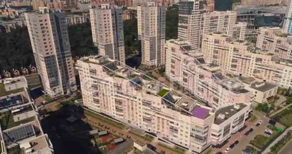 莫斯科街道空中勘测现代住宅建筑在现代化地区与公园空中视频的预览图