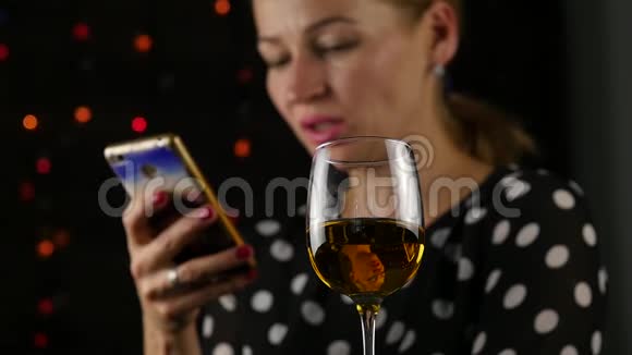 快乐的女人在手机上聊天在黑暗中喝酒节日气氛和庆祝理念慢动作视频的预览图