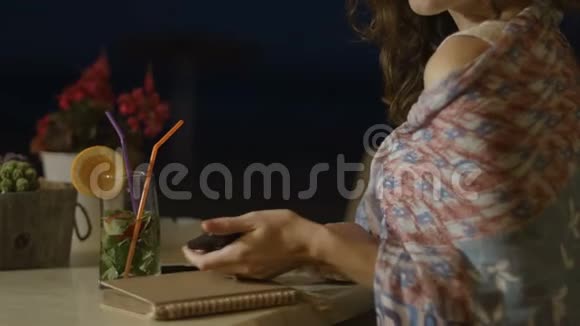 焦虑的女性独自坐在餐厅检查电话等待约会视频的预览图