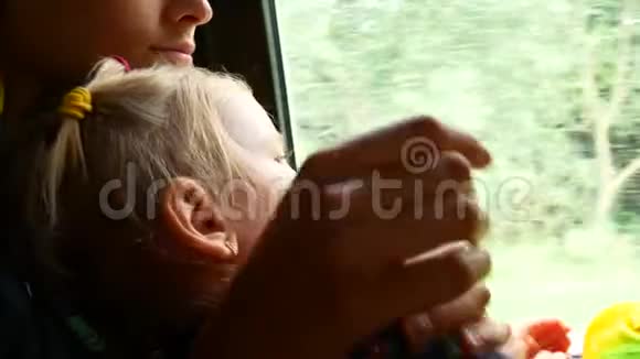 乘迷你巴士旅行母女运输理念和理念拍摄视频的预览图