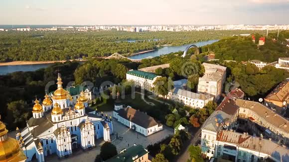 基辅乌克兰圣迈克尔金色圆顶修道院从上面看空中录像Dnipro景观城市视图视频的预览图