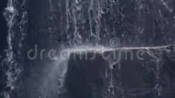 溪水溅落在山瀑石上山河在岩石上流动热带雨林中的瀑布流视频的预览图