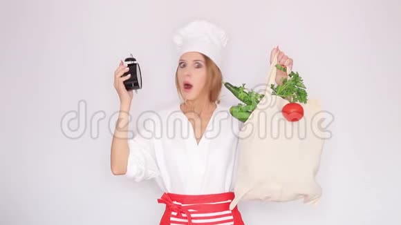 女人拿着不同的蔬菜和古董钟视频的预览图