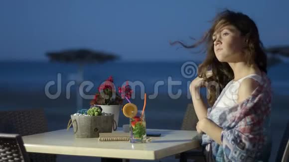 体贴靓女在海边餐厅享用鸡尾酒浪漫心情视频的预览图