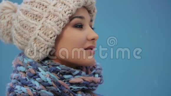 冬天快乐的女人穿着温暖的衣服在户外降雪超慢动作180fps高清镜头视频的预览图