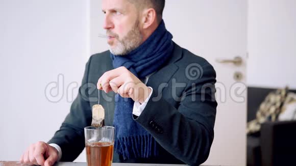 一张桌上放着冷茶的商人的照片视频的预览图