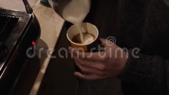 咖啡师用咖啡机做卡布奇诺视频的预览图