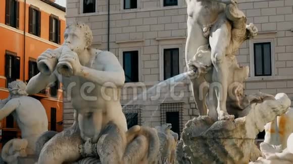 在罗马纳沃纳广场的伯尼尼喷泉追踪射击视频的预览图