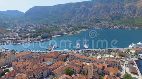 黑山博卡科托尔斯卡的Kotor码头和山脉的鸟瞰图3视频的预览图