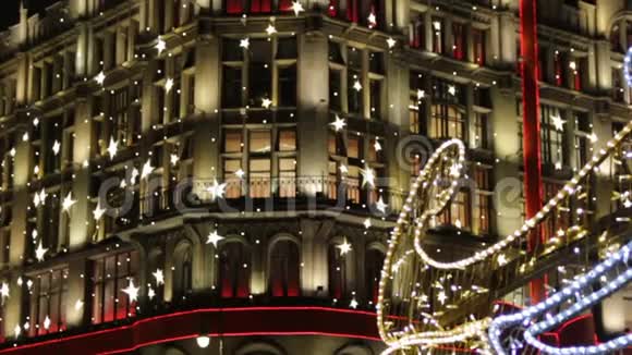 圣诞节和新年的夜晚装饰在一座新哥特式风格的建筑的正面星星和闪闪发光的灯视频的预览图