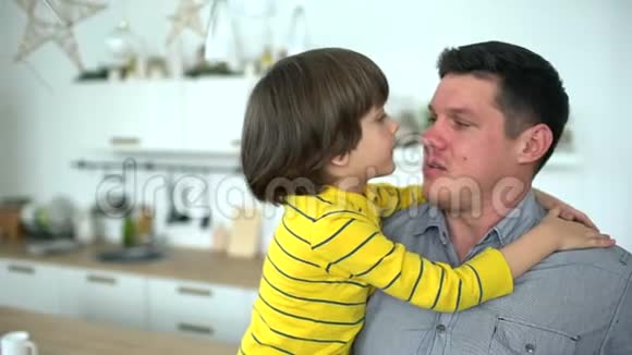 儿子和父亲的肖像英俊的年轻父亲把他的小儿子抱在怀里一个幸福的家庭父亲节慢慢慢慢视频的预览图
