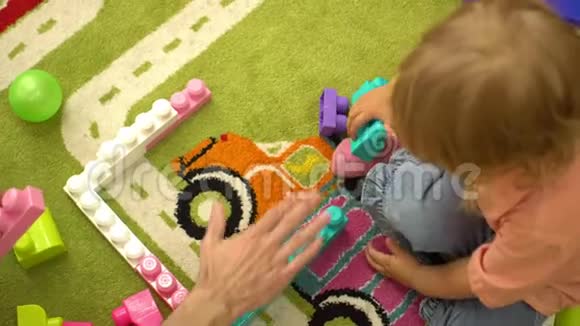 学前可爱幼儿在幼儿园玩多色积木幼儿园教育视频的预览图