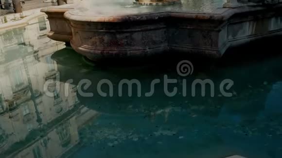 在罗马纳沃纳广场的伯尼尼喷泉追踪射击视频的预览图