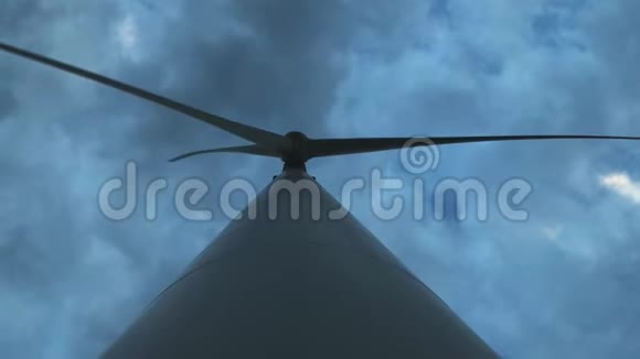 克里米亚大型风电场中的风力涡轮机可再生能源生产乌云密布的概念视频的预览图