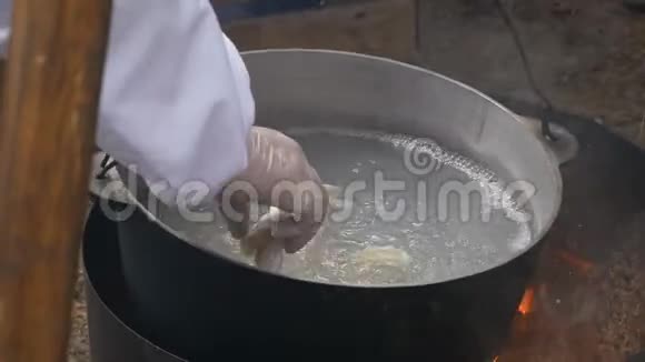在美食节的明火上煮饺子视频的预览图