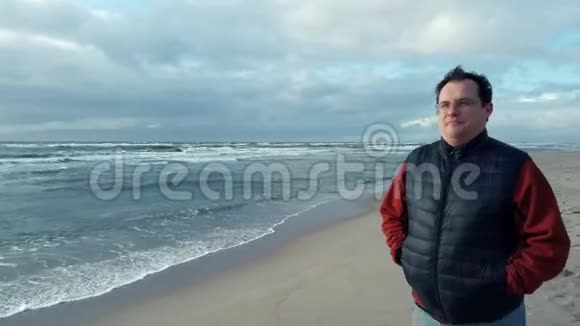 中年男子独自在海上行走视频的预览图