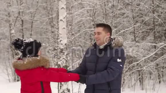 新婚快乐漫步冬林视频的预览图