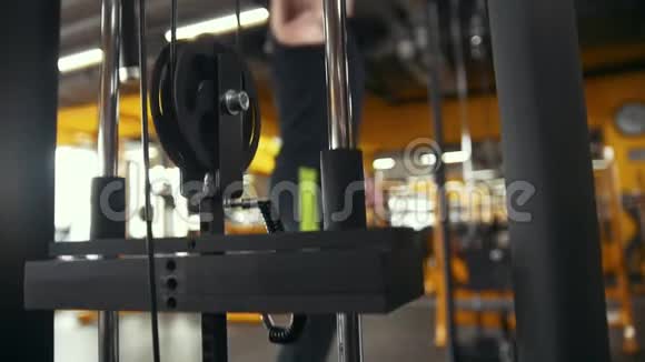 健身室肌肉健美训练前的运动器材视频的预览图