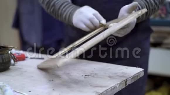 男性手在木艺工作室抛光木架视频的预览图