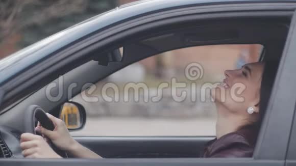 快乐的女人在车里嬉笑打闹视频的预览图