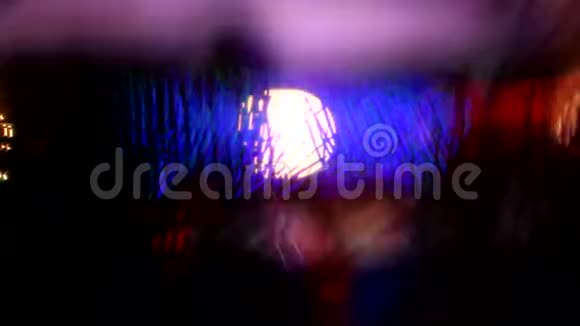 彩色抽象模糊灯光背景在夜间lub圆形bokeh灯节日视频的预览图