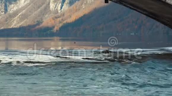 秋季斯洛文尼亚石桥下的水流视频的预览图