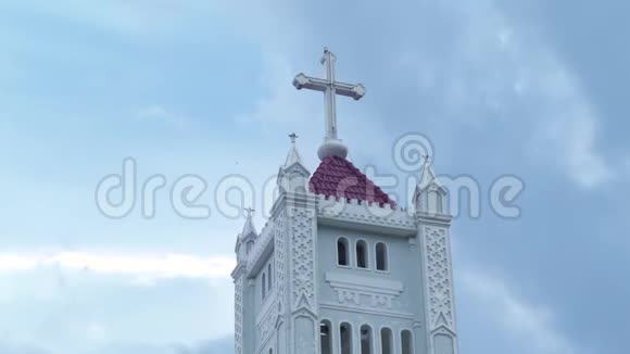 天主教十字架在天主教大教堂的顶部背景乌云密布的天空中有一座教堂视频的预览图